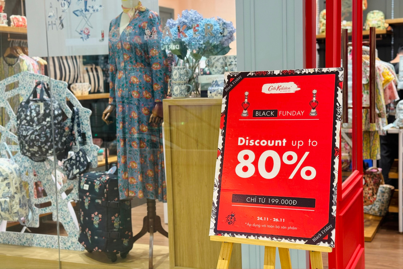 Nhiều tín đồ mua sắm vẫn "săn" sale ngày Black Friday để chớp cơ hội mua đồ hiệu với giá hời. Nhiều tín đồ mua sắm vẫn "săn" sale ngày Black Friday để chớp cơ hội mua đồ hiệu với giá hời.