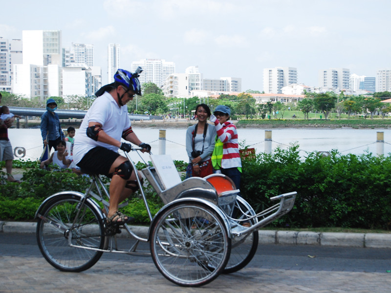 Một cua rơ ngoại quốc còn gắn cả camera trên mũ bảo hiểm