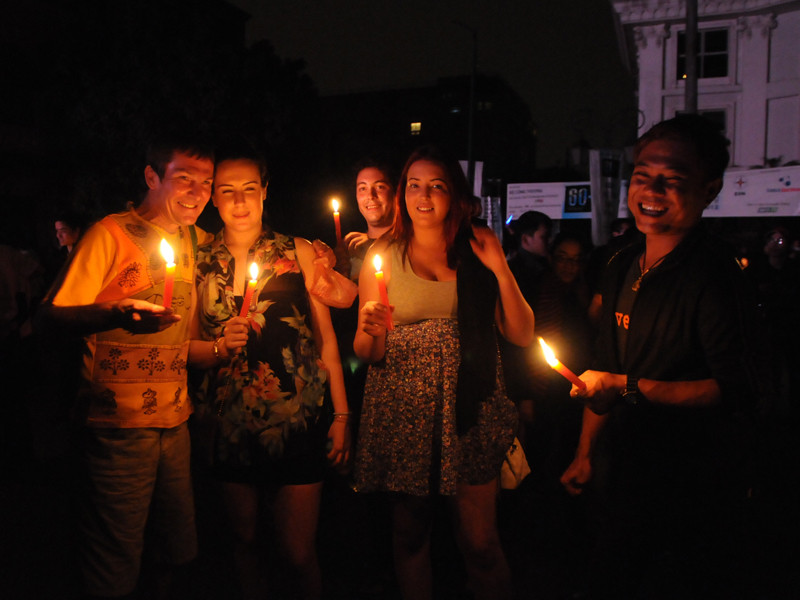 Du khách nước ngoài cùng hưởng ứng Giờ Trái đất 2012