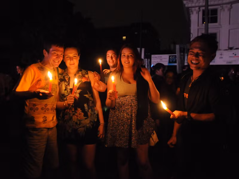 Du khách nước ngoài cùng hưởng ứng Giờ Trái đất 2012