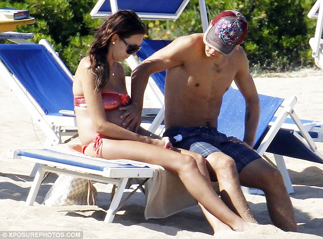 Jack Wilshere lả lơi trên biển cùng bạn gái ảnh 1