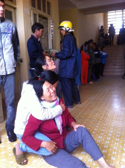 Gia đình đau đớn trước cái chết của hai mẹ con chị Xuân.