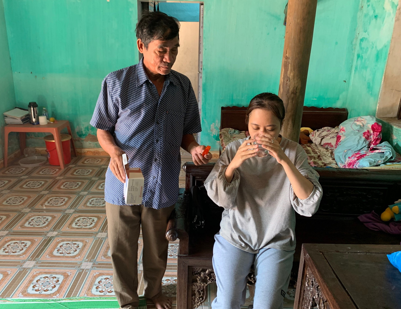 Mọi sinh hoạt của Dung đều phải nhờ đến bố mẹ đẻ. Mọi sinh hoạt của Dung đều phải nhờ đến bố mẹ đẻ.