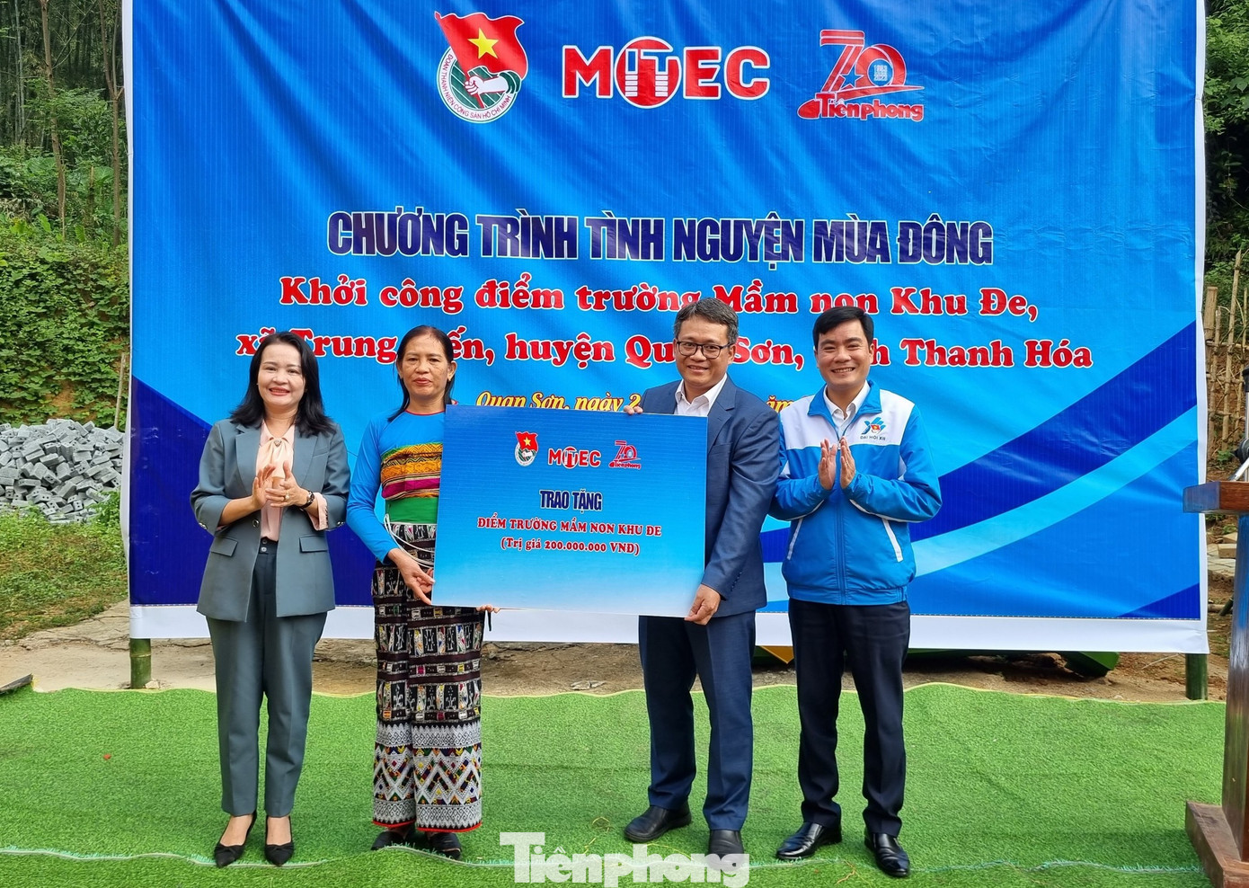 Nhà báo Hồ Sỹ Lực trao số tiền 200 triệu đồng do Công ty MITEC hỗ trợ.