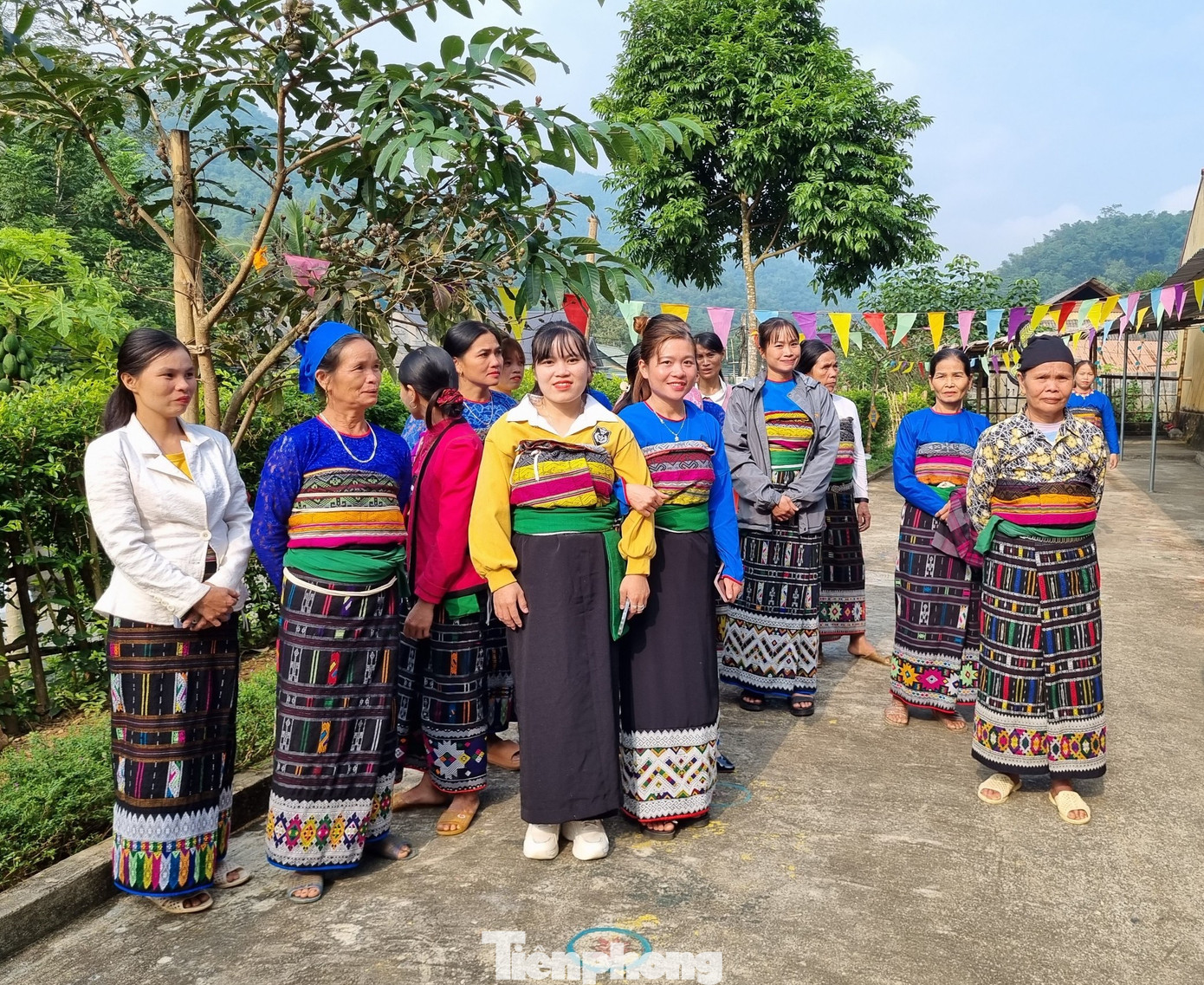 Nhân dân vui mừng khi trường mầm non con em mình theo học được sửa chữa khang trang.