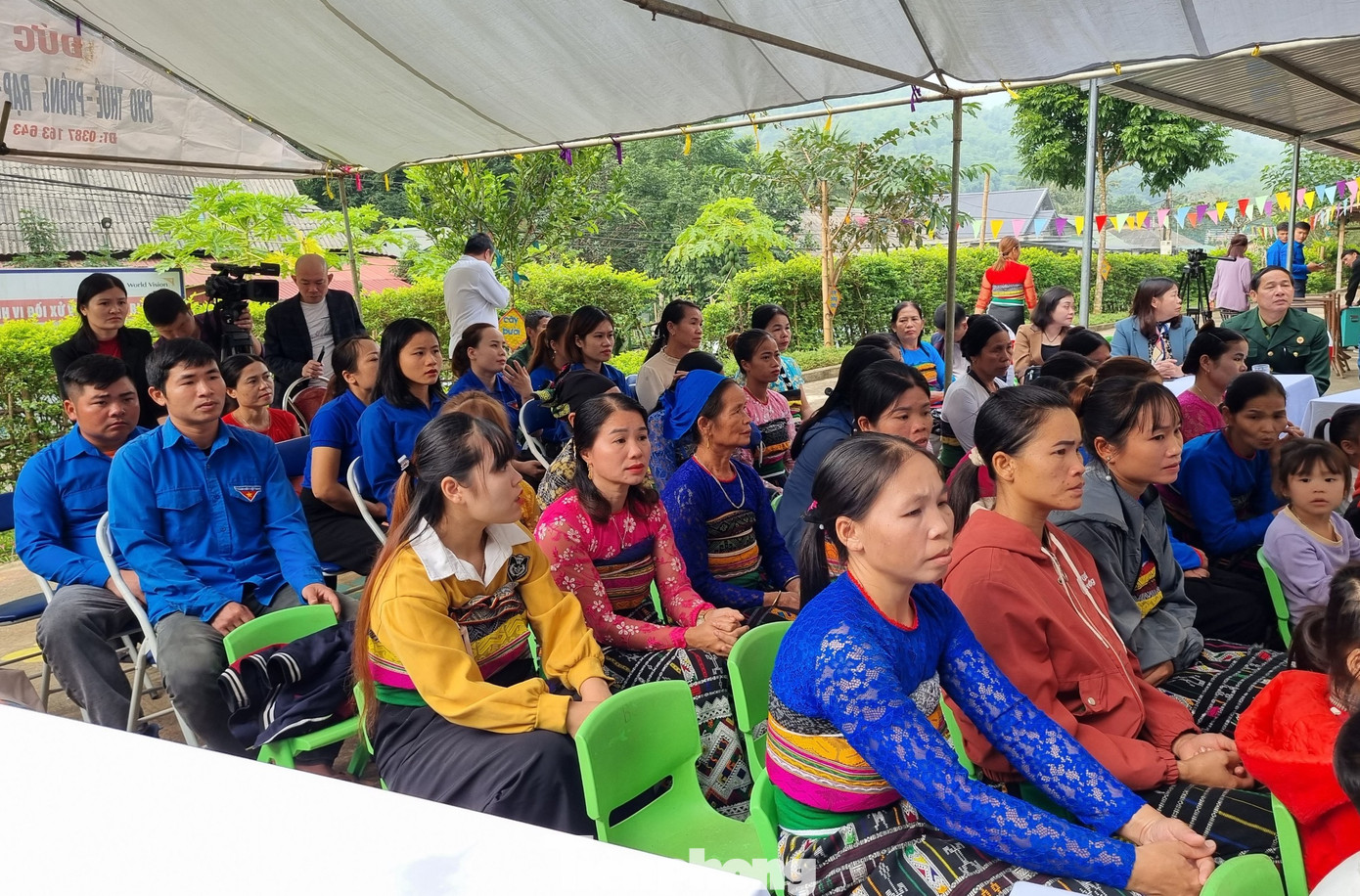 Người dân đến dự buổi lễ khởi công.