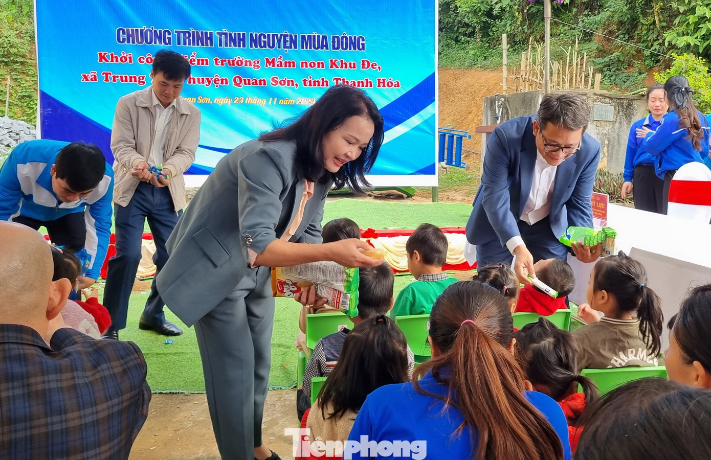 Các địa biểu tặng quà các cháu học sinh.