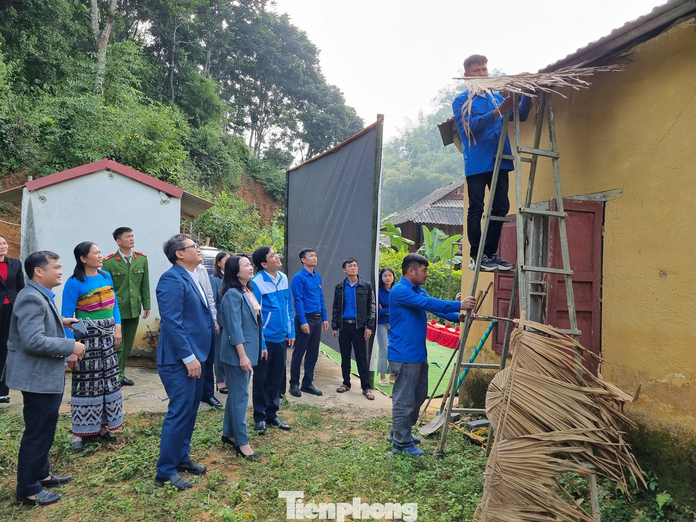 Để chống nóng cho các con, các cô giáo dùng lá cọ lót dưới mái tôn. Nay có nguồn tài trợ, lá cọ không cần sử dụng nữa.