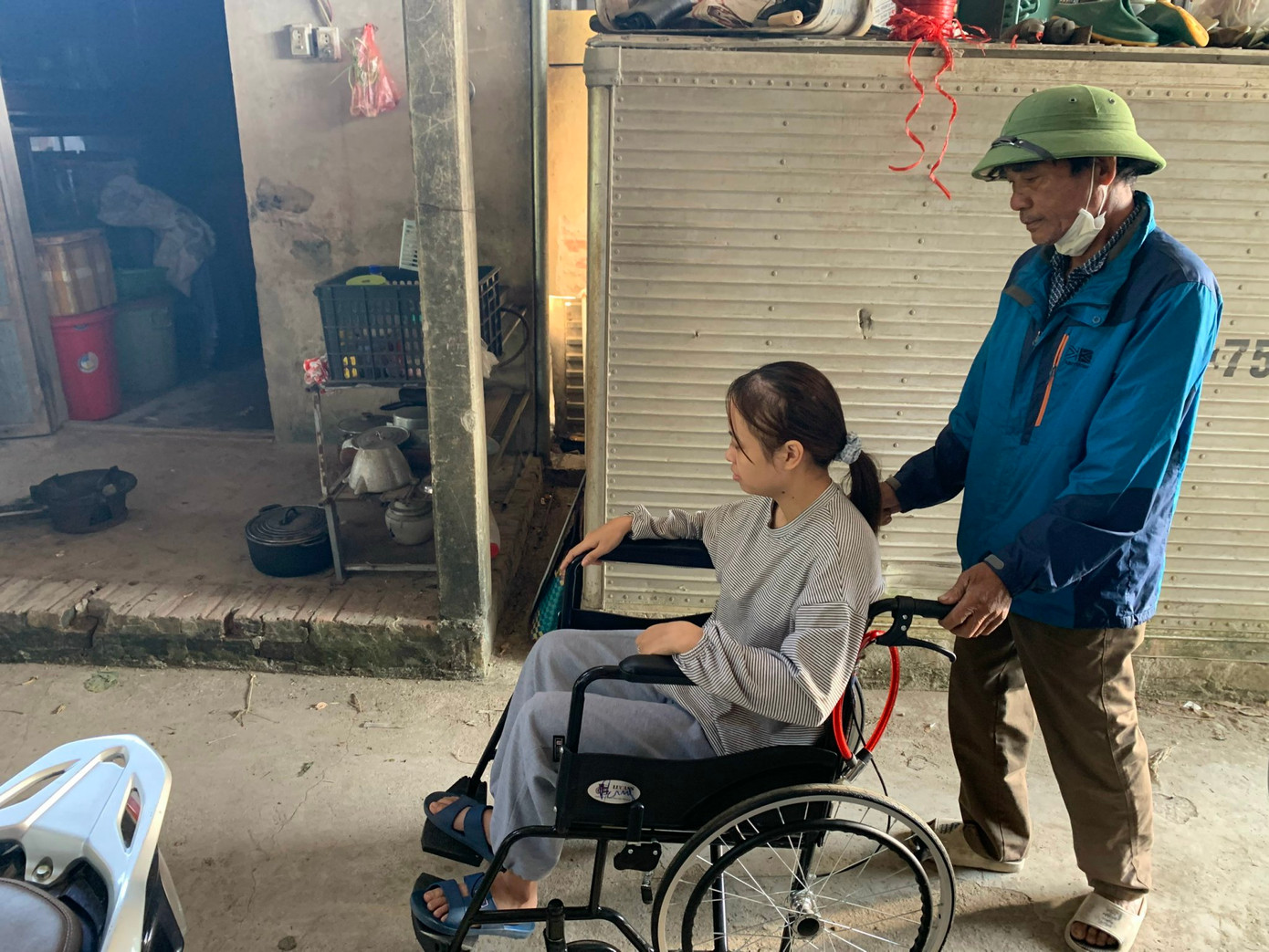 Em Nguyễn Thị Dung do ung thư hạch di căn không tự đi được, phải ngồi xe lăn. Em Nguyễn Thị Dung do ung thư hạch di căn không tự đi được, phải ngồi xe lăn.