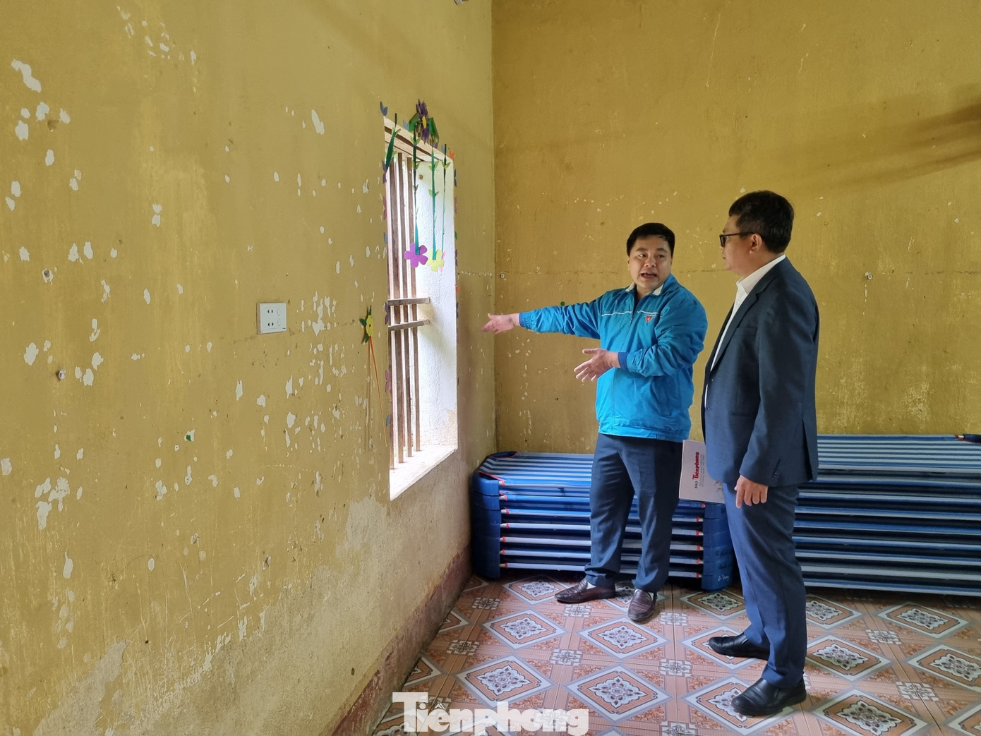 Tường của điểm trường mầm non khu Đe Pọng bong tróc, xuống cấp