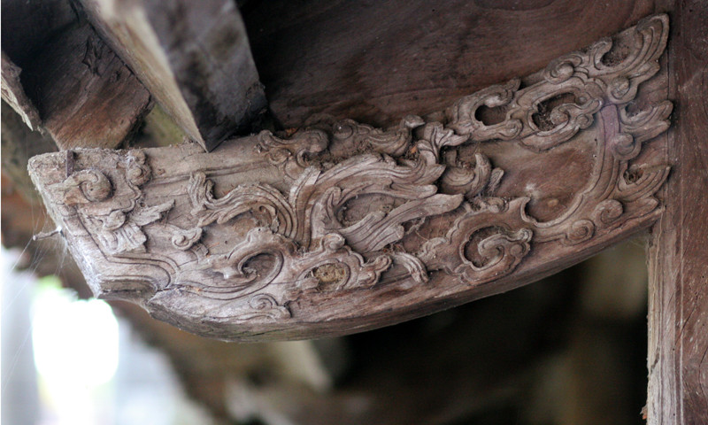 Phần đầu xà nhà in dấu sự tài hoa và thời gian