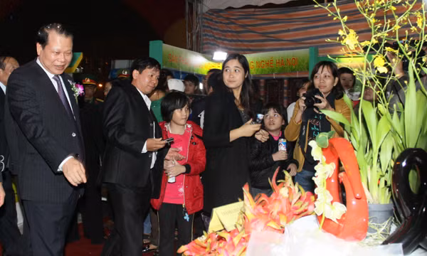 Phó Thủ tướng Vũ Văn Ninh; Bộ trưởng Bộ NN&PTNT Cao Đức Phát; Bí thư Tỉnh ủy, Bùi Văn Nam; Chủ tịch UBND tỉnh Bùi Văn Thắng,thăm các gian hàng