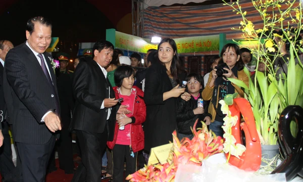 Phó Thủ tướng Vũ Văn Ninh; Bộ trưởng Bộ NN&PTNT Cao Đức Phát; Bí thư Tỉnh ủy, Bùi Văn Nam; Chủ tịch UBND tỉnh Bùi Văn Thắng,thăm các gian hàng