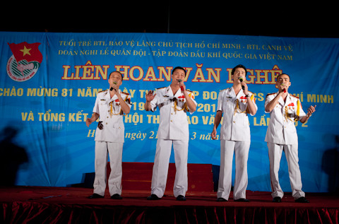 Đoàn Nghi lễ Quân đội thể hiện Hành khúc người mẹ xa con.