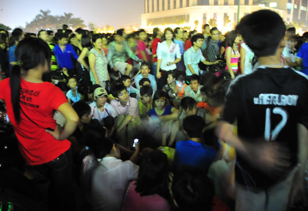 Do không chịu được không khí ngột ngạt nhiều người đã bị ngất.