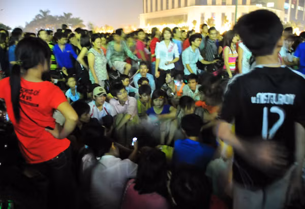 Do không chịu được không khí ngột ngạt nhiều người đã bị ngất.