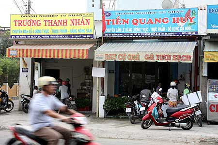 DNTN mọc lên như nấm trên con đường TTH02, quận 12, TP HCM. Ảnh: Đình Sơn. DNTN mọc lên như nấm trên con đường TTH02, quận 12, TP HCM. Ảnh: Đình Sơn