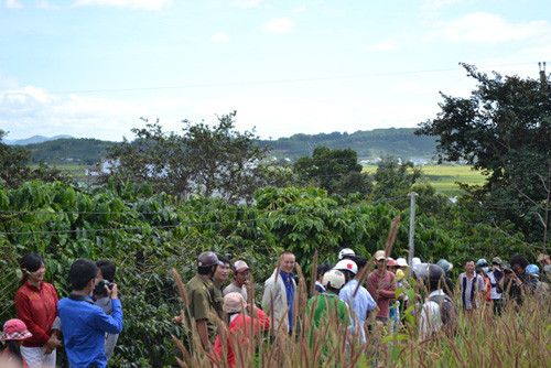 Người dân đến xem ngày một đông hơn. Người dân đến xem ngày một đông hơn