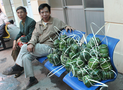 Hàng chục cây giò được mang tới Bệnh viện K tặng bệnh nhân nghèo ở lại ăn Tết