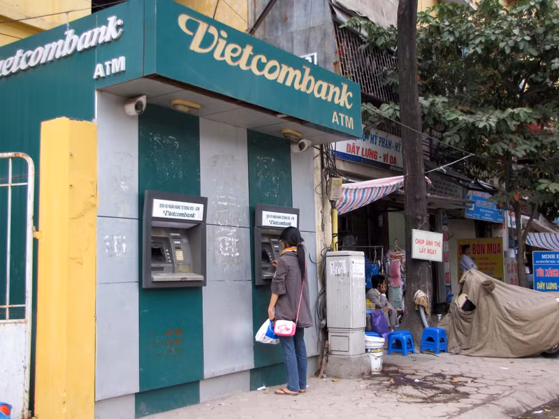 Một cây ATM không được trang bị cửa kính xung quanh, nằm gần các quán trà đá vỉa hè, rất dễ xảy ra hiện tượng bị cướp giật