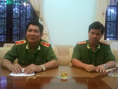  Đại tá Hồ Phi Thắng (bên phải), Giám thị trại giam Xuân Lộc, và Thiếu tướng Hồ Thanh Đình, Phó Tổng cục trưởng Tổng cục 8, tiếp xúc với báo chí sau khi ổn định tình hình tại trại giam Xuân Lộc