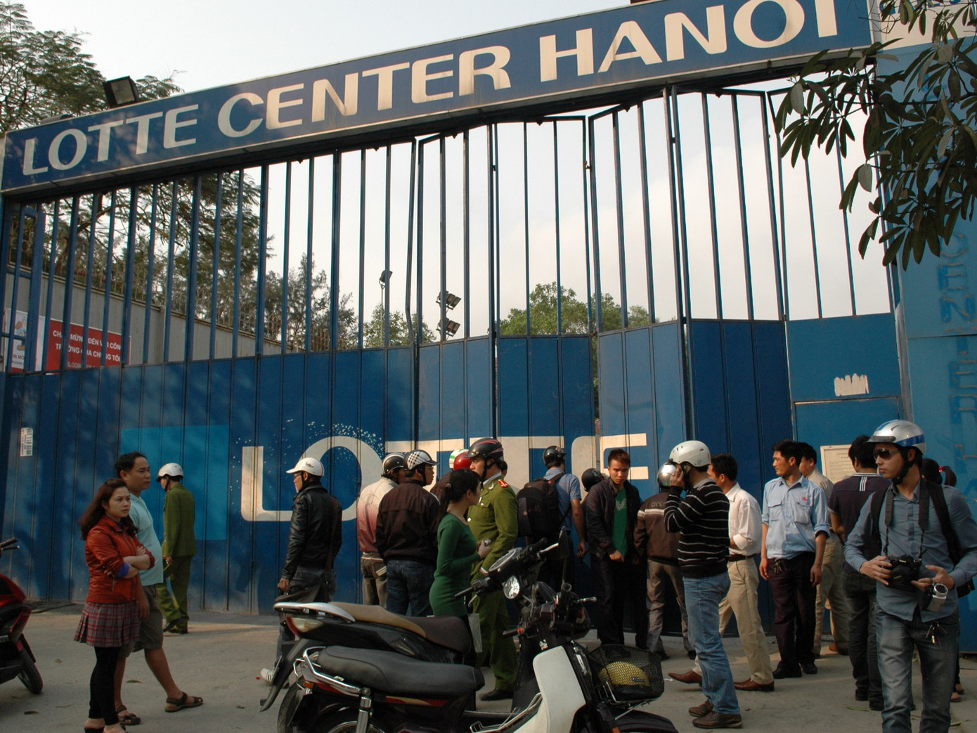 Cửa công trường đóng im ỉm, dân phòng cũng không được vào