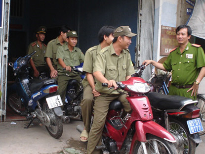 Công an xã Vĩnh Trinh chuẩn bị đi tuần tra. 