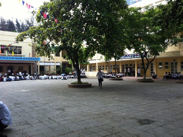 Trong lúc phổ biến quy chế thi,nhiều thí sinh ngồi ở hành lang để tránh nắng nóng