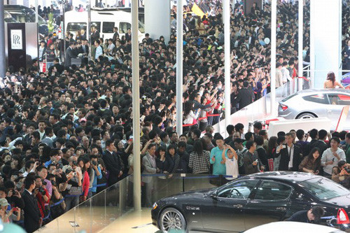 Khách tham quan triển lãm ô tô quốc tế Thượng Hải, diễn ra tại Trung tâm Triển lãm quốc tế Thượng Hải, Trung Quốc hôm 24-4-2011, khoảng 283.000 lượt khách tham quan sự kiện diễn ra trong tháng 4 năm nay