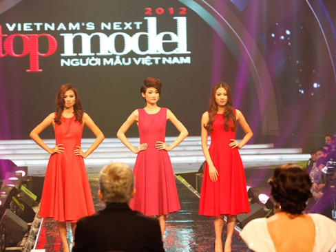 Sau màn diễn áo tắm, một trong ba cô gái sẽ phải dừng bước trong hành trình tới ngôi vị quán quân