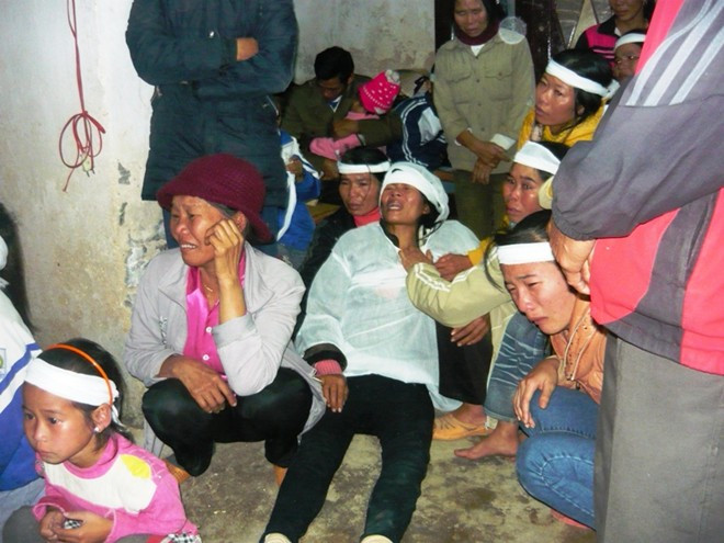 Chị Phương vật vã trước ban thờ của chồng