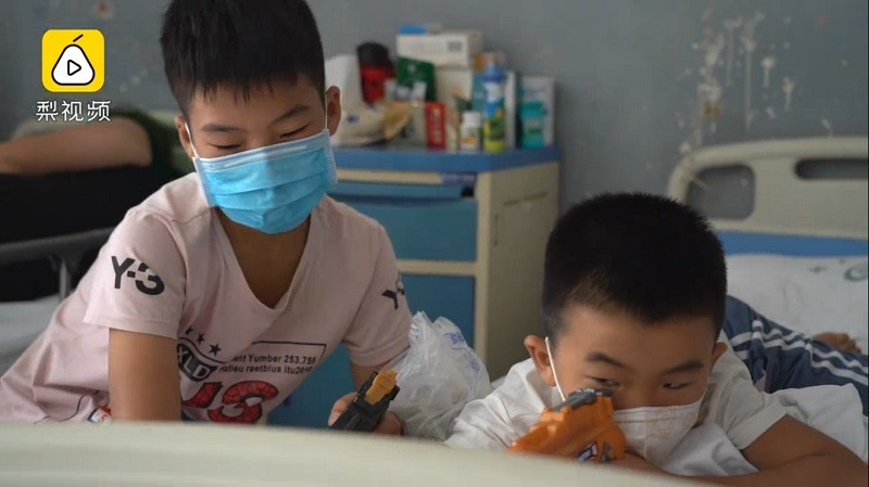 Cậu bé dành cả tuổi thơ bán hành, hiến tủy cứu em trai mắc bệnh thiếu máu ảnh 3