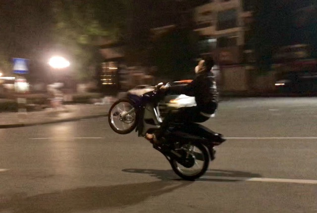 'Toát mồ hôi' xem hàng chục quái xế bốc đầu, đua xe quanh Hồ Gươm ảnh 2