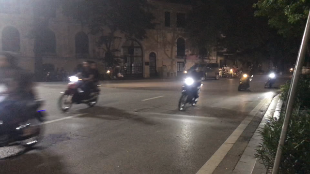 'Toát mồ hôi' xem hàng chục quái xế bốc đầu, đua xe quanh Hồ Gươm ảnh 3