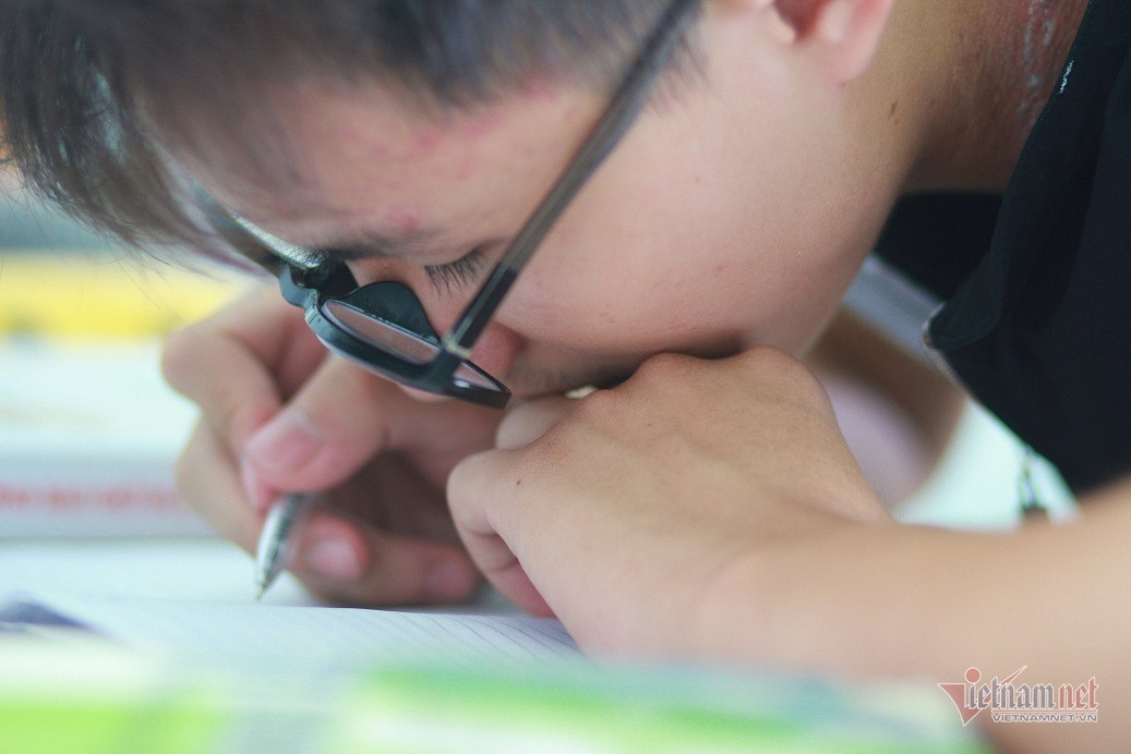 Đáng nể nam sinh học bằng kính lúp... trở thành thủ khoa ảnh 2