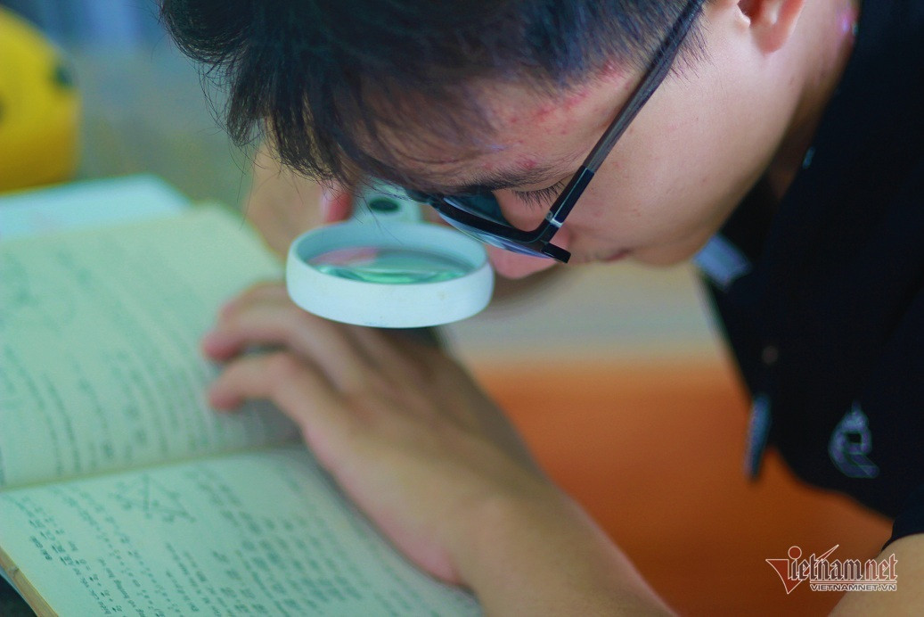 Đáng nể nam sinh học bằng kính lúp... trở thành thủ khoa ảnh 1