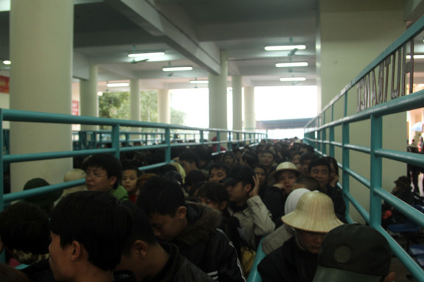 Du khách kiên nhẫn nhích từng bước một trong đường dẫn chờ lên cáp treo