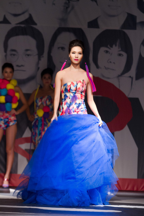 Hoa hậu trong một thiết kế ấn tượng khác