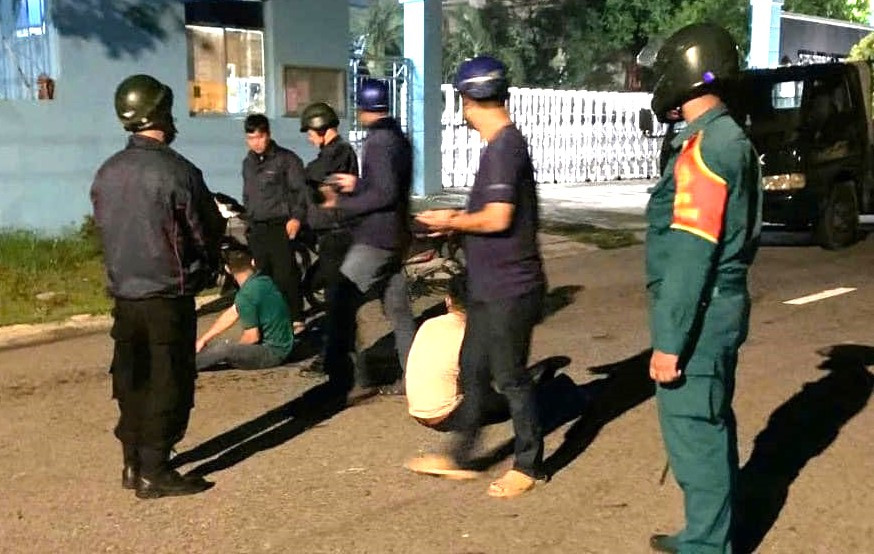 Các đối tượng bị bắt giữ khi đang leo hàng rào vào công ty để trộm cắp tài sản