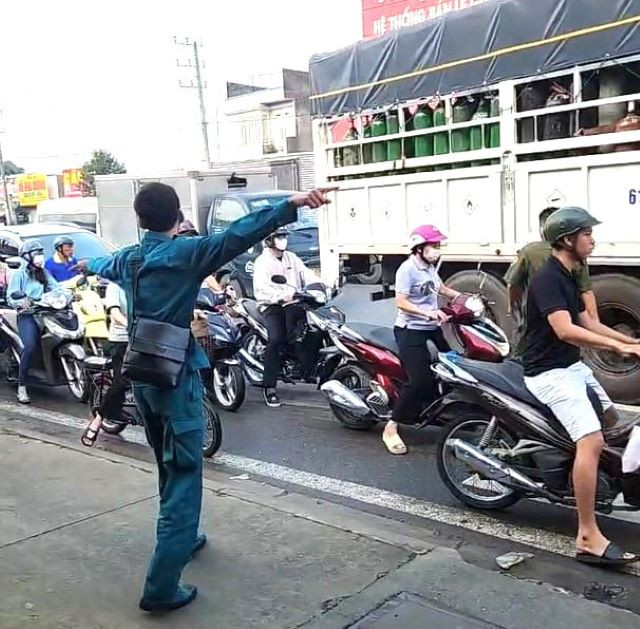 Lực lượng chức năng điều tiết giao thông Ảnh: CTV Lực lượng chức năng điều tiết giao thông Ảnh: CTV