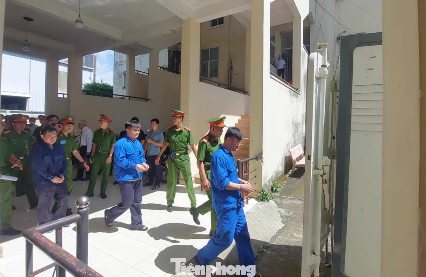 Các bị cáo được dẫn giải lên xe thùng sau khi nghe tuyên án