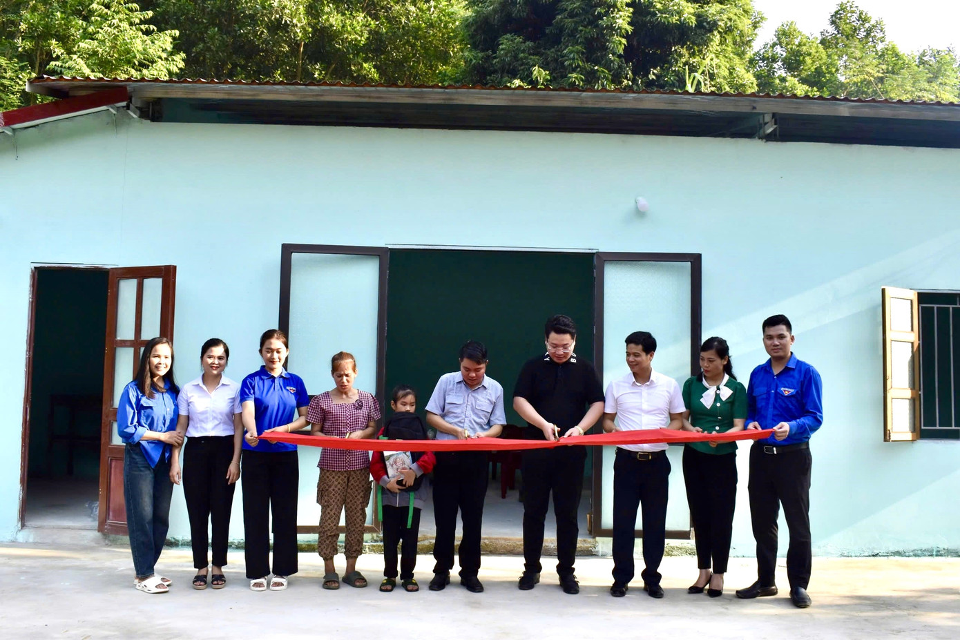 Trao nhà mơ ước cho em Ma Thị Bình. Ảnh: Chấn Sang