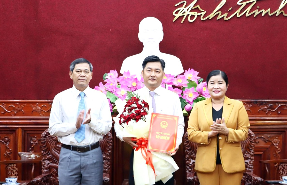 Ông Nguyễn Quốc Dũng (giữa) tân Giám đốc Sở Kế hoạch và Đầu tư tỉnh Bình Phước