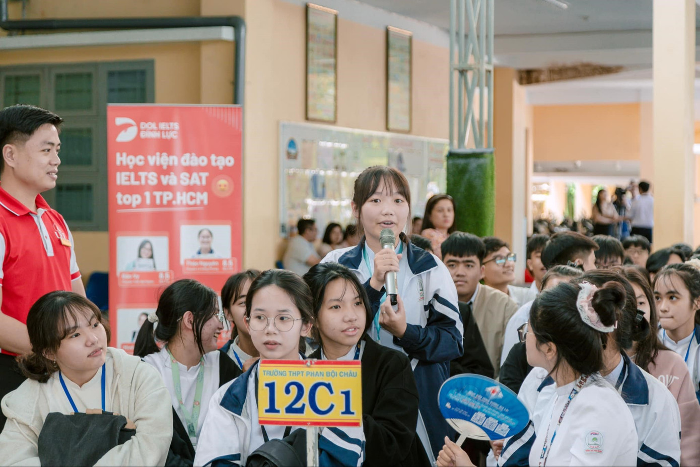 Các em học sinh đặt câu hỏi tại chương trình hướng nghiệp