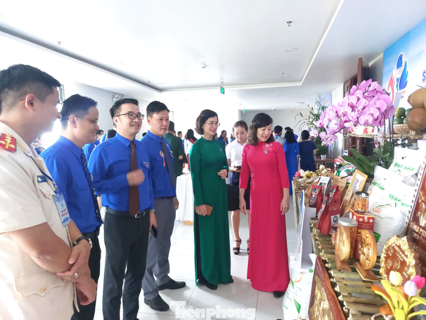 Anh Nguyễn Tường Lâm - Bí thư Ban Chấp hành Trung ương Đoàn, Phó Chủ tịch Trung ương Hội LHTN Việt Nam và lãnh đạo tỉnh Bình Phước thăm quan gian hàng tại đại hội. Ảnh: Hương Chi Anh Nguyễn Tường Lâm - Bí thư Ban Chấp hành Trung ương Đoàn, Phó Chủ tịch Trung ương Hội LHTN Việt Nam và lãnh đạo tỉnh Bình Phước thăm quan gian hàng tại đại hội. Ảnh: Hương Chi