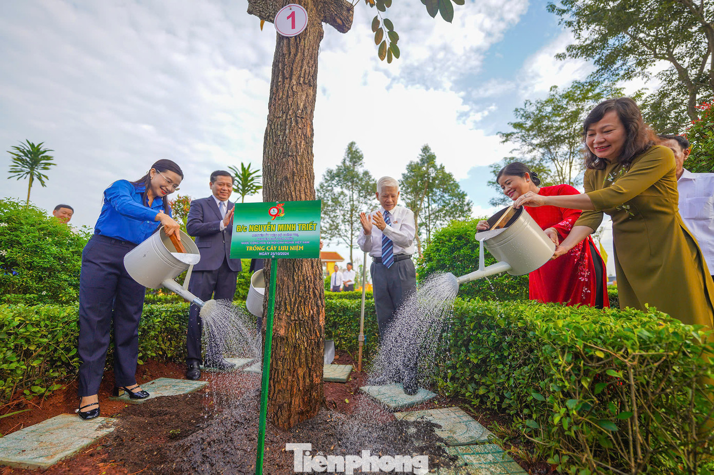 Các đại biểu trồng cây lưu niệm tại tượng đài Phú Riềng Đỏ