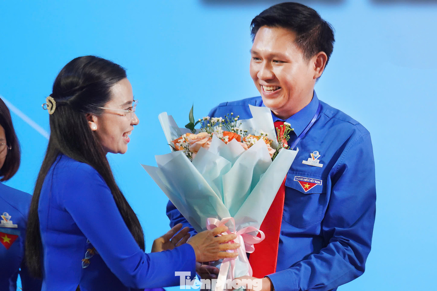 Chị Nguyễn Phạm Duy Trang – Bí thư BCH Trung ương Đoàn, Chủ tịch Hội đồng Đội Trung ương tặng hoa chúc mừng anh Nguyễn Minh Thông – Chủ tịch Hội LHTN Việt Nam VRG.