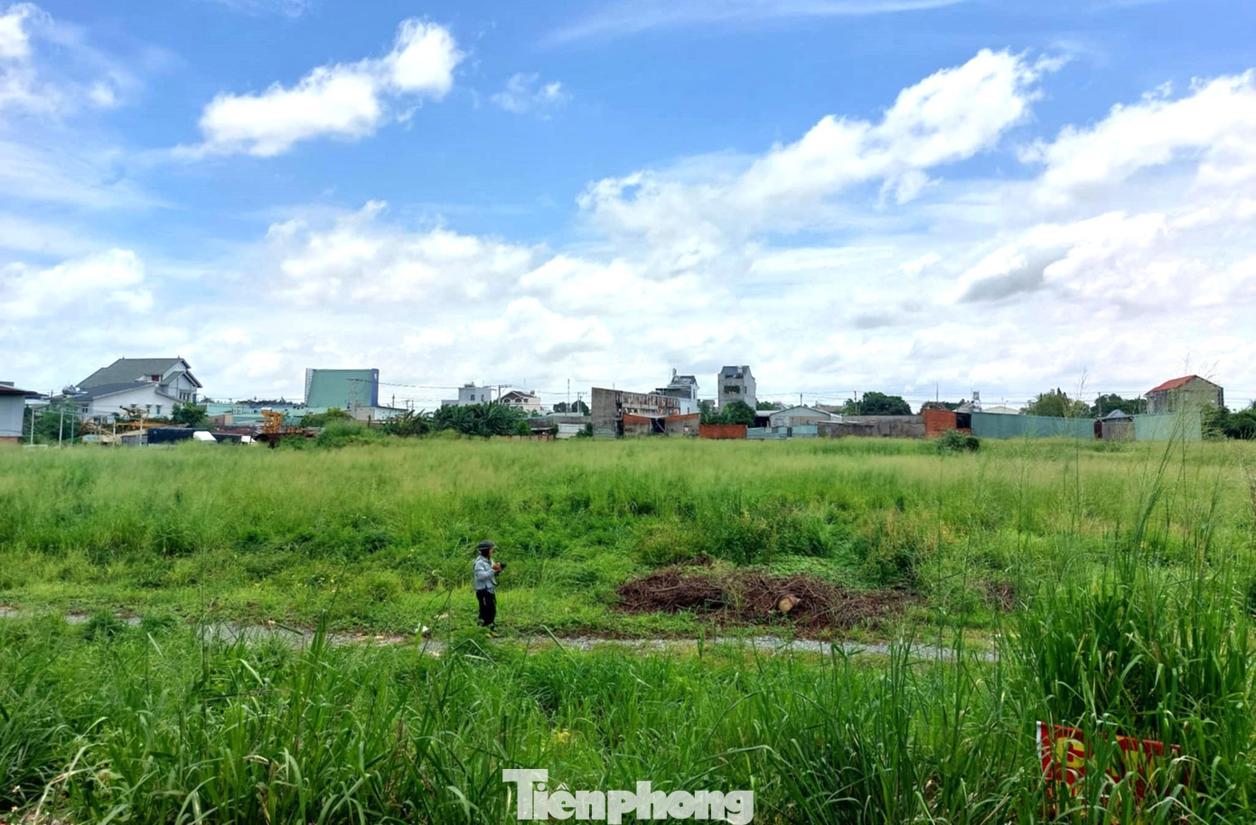 Công văn do cựu Chủ tịch UBND tỉnh Bình Dương ký, nêu rõ: đối với Khu nhà ở thương mại đường sắt mở rộng diện tích 47.882,8m2, UBND tỉnh Bình Dương đã có Công văn số 2457 chỉ đạo tạm dừng thực hiện dự án của Công ty TNHH phát triển Nhà xe lửa Dĩ An trong thời gian chờ cơ quan chức năng rà soát các nội dung có liên quan đến việc đầu tư dự án.