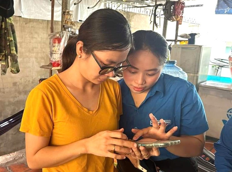 Đoàn viên, thanh niên đến tận các cơ sở kinh doanh để hướng dẫn người dân sử dụng công nghệ số.
