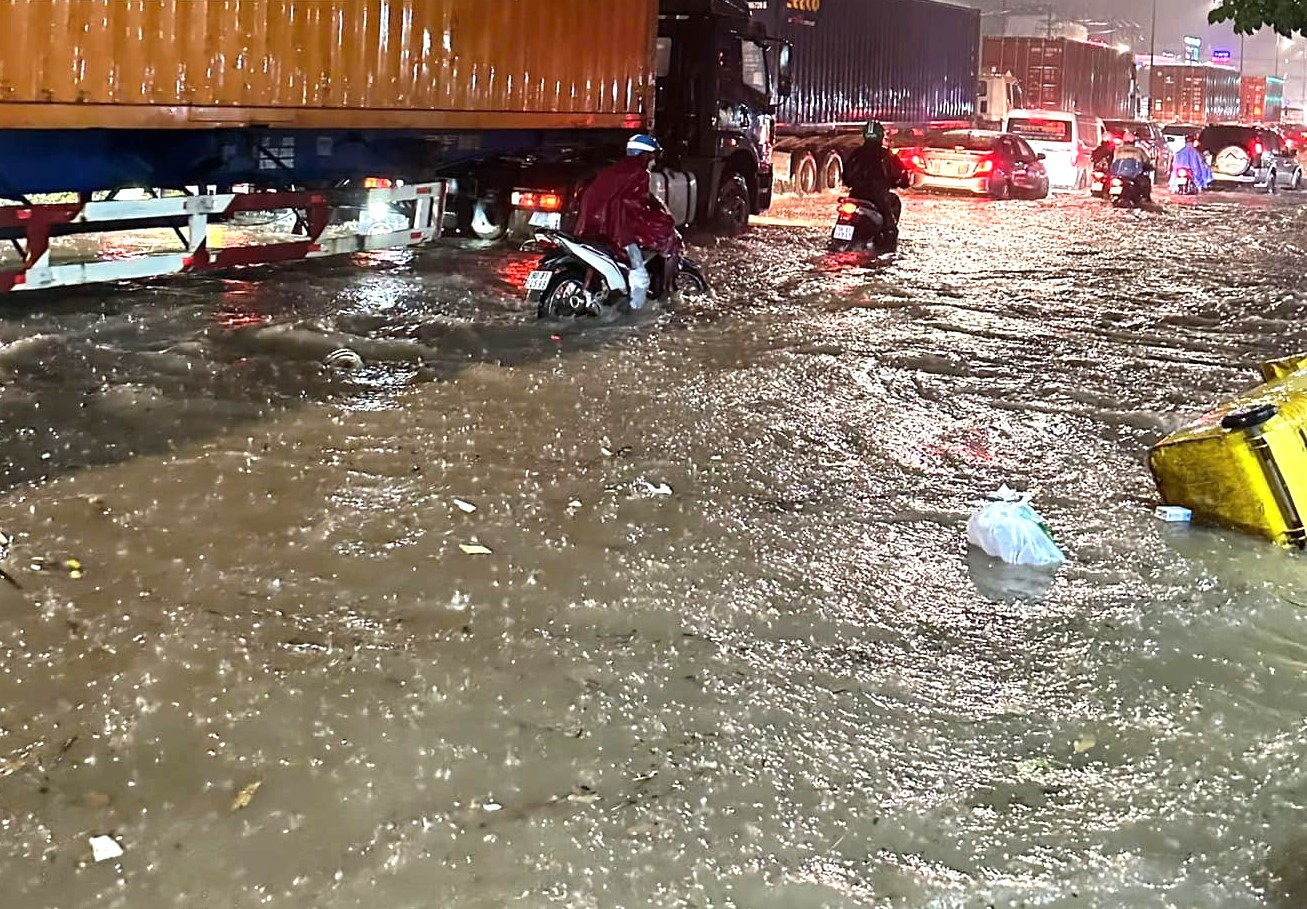 Đường ĐT.743 ngập nặng